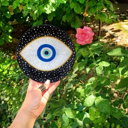 بشقاب دیوارکوب سفالی نقاشی شده چشم نظر قطر 20 سانتی متری