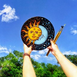 بشقاب دیوارکوب سفالی نقاشی شده طرح ماه و خورشید قطر 30 سانتی‌متر