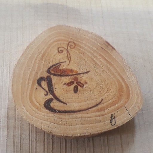 زیر لیوانی چوبی طرح فنجان قهوه