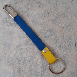 آویزکلیدوسوییچ چرم طبیعی بزدستسازبایراق نقره ای بادورنگ