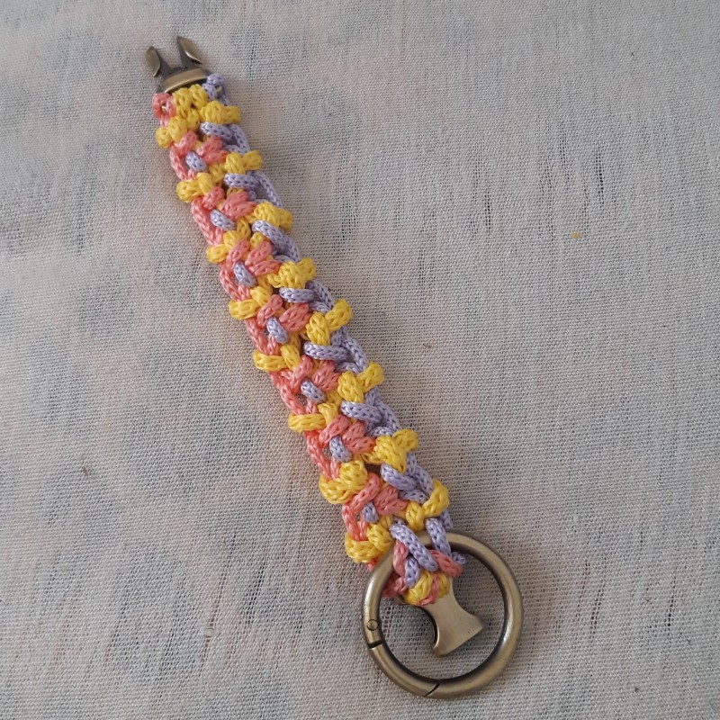 دستبندچندمنظوره مکرومه گیس بافت سه رنگ بایراق فلزی زردقلم