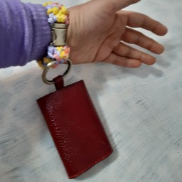 دستبندچندمنظوره مکرومه گیس بافت سه رنگ بایراق فلزی زردقلم