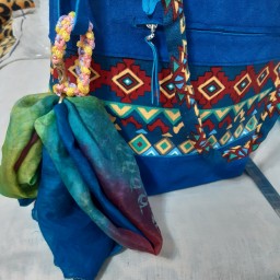 دستبندچندمنظوره مکرومه گیس بافت سه رنگ بایراق فلزی زردقلم