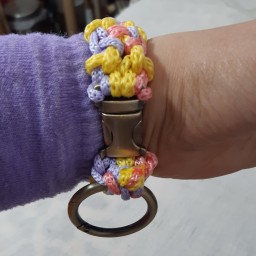 دستبندچندمنظوره مکرومه گیس بافت سه رنگ بایراق فلزی زردقلم