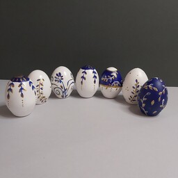 تخم مرغ 8سانتی رنگ سرمه و طلایی طراحی شده با  رنگ اکریلیک و ورق طلا