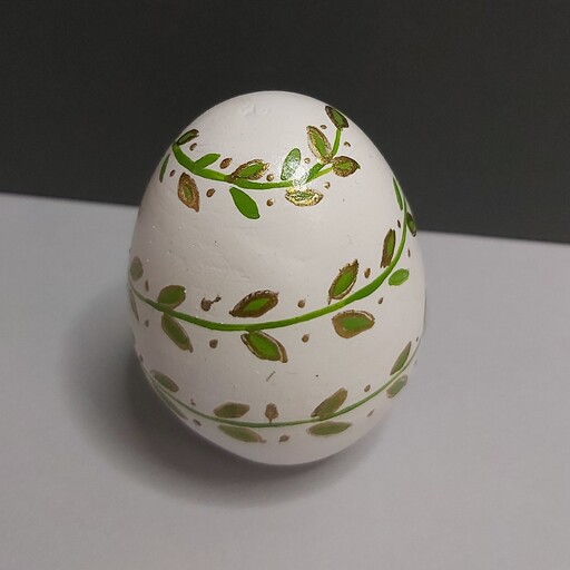 تخم مرغ 8سانتی رنگ سبز و طلایی طراحی شده با  رنگ اکریلیک و ورق طلا
