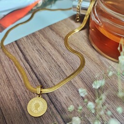 گردنبند ماری طلایی با آویز  سکه الیزابت  استیل رنگ صددرصد ثابت تضمینی مشابه طلا 