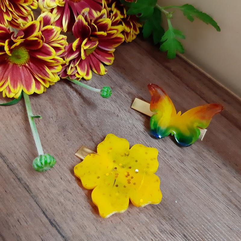 یک جفت گلسر (گیر)رزینی گل و پروانه نشکن قابل شستشو زرد /عسلی