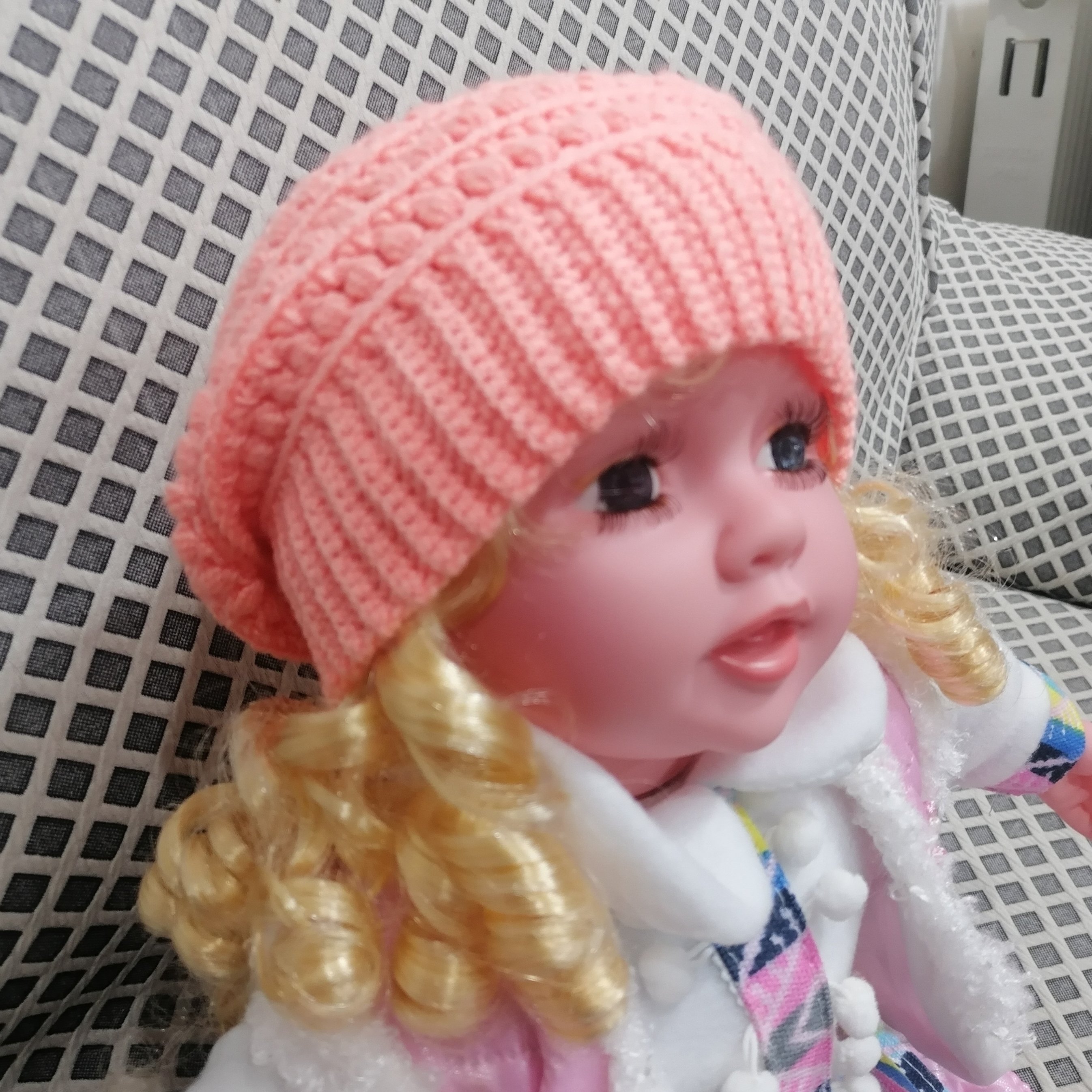 کلاه بافتنی دخترانه مناسب کودک یک سال. بافته شده با کاموای مرغوب ایرانی پسکرایه 