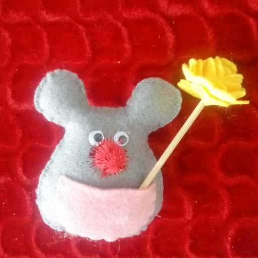 عروسک موش نمدی بهمراه گل