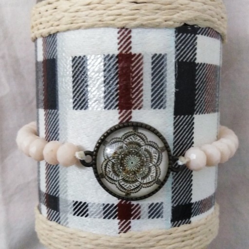 دستبند دست ساز با سنگ معمولی شیری رنگ و خرجکار حبابی و قفل کشویی