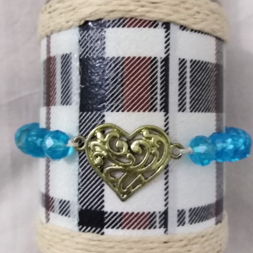 دستبند با سنگ معمولی آبی آسمانی و خرجکار قلب طلایی رنگ ثابت و قفل کشویی