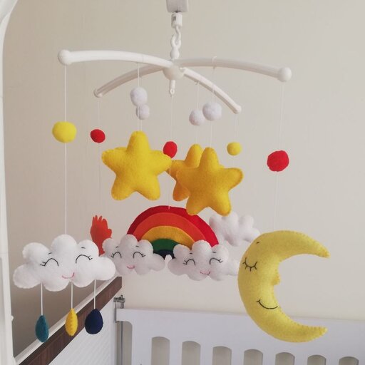 آویز تخت موزیکال  نوزادی طرح رنگین کمان با پایه نصب تخت