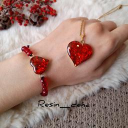 نیم ست رزینی طرح قلب قرمز با زنجیر رنگ ثابت و بند دستبند کریستالی