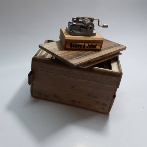 جعبه چوبی با درب پازلی همراه موزیک باکس هندلی