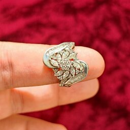 انگشتر نقره زنانه با سنگ های الماس اتمی با طرحی بسیار  زیبا