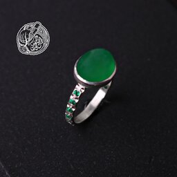 انگشتر عقیق سبز آبدار و خوش رنگ رکاب نقره با عیار 925 مرصع کاری جواهری زنانه