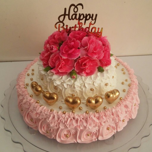 کیک دو طبقه با روکش خامه و تزیین گل طبیعی