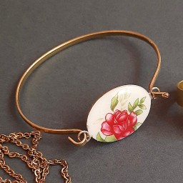 دستبند گل سرخی نوستالژی خاص و زیبا