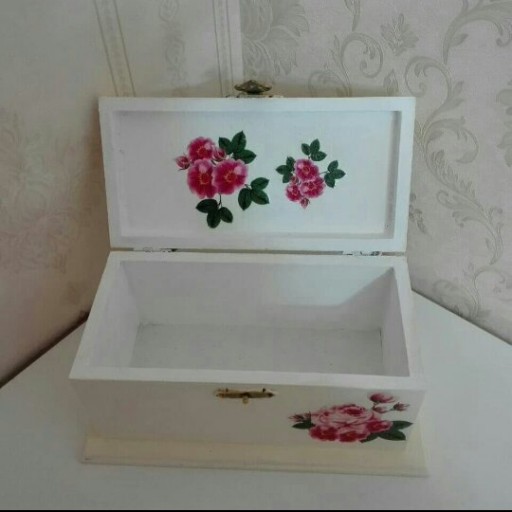 جعبه کرمی گلدار دکوپاژ شده