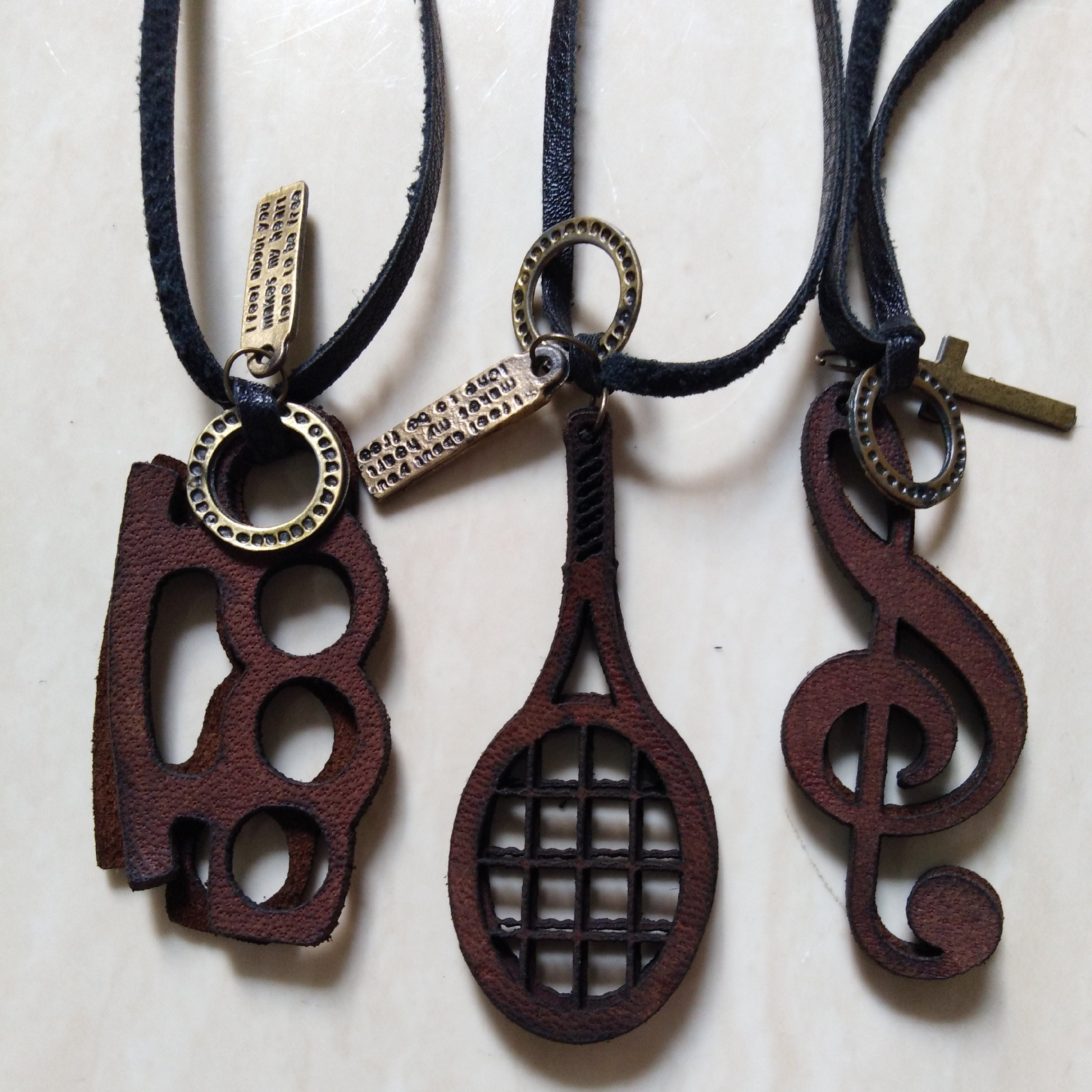 آویز گردنی چرم