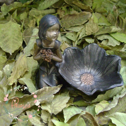 مجسمه پلی استر دخترک گل به دست