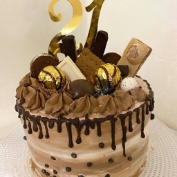 کیک تولد اسفنجی شکلاتی