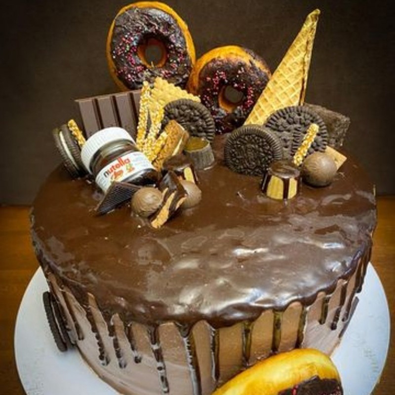 کیک تولد شکلاتی-سایز کیک با قطر 28 سانت-4 لایه وهر لایه با فیلینگ گردو وموز وشکلات چیسی وقهوه لایه گذاری شده  با تزیین