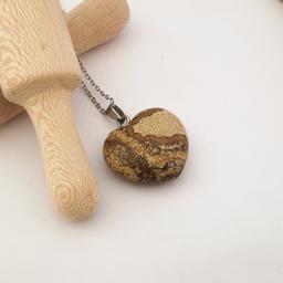 گردنبند زنانه سنگ ژاسپر خاکی قلبی کد و700 سنگ جاسپر خاکی صد در صد معدنی به همراه زنجیر استیل رنگ ثابت