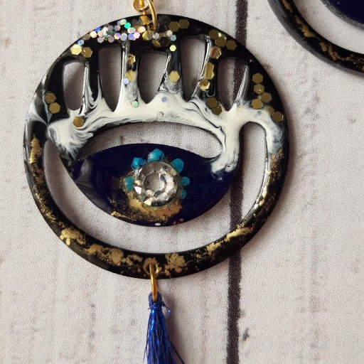 گوشواره چشم نظر(رزینی)
وزن خالص:5 گرم
رنگ :از ترکیب آبی و سفیدو طلایی همراه با اکلیل هفت رنگ
جنس: رزین