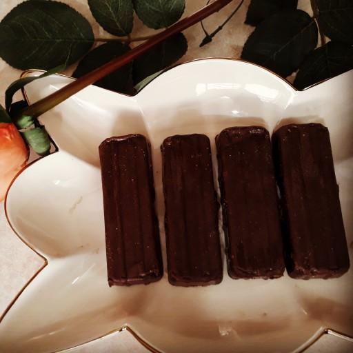 شکلات گیاهی ویفر  ی با رنگ طبیعی اسفناج ولبو وشکلات کاکائویی باچهار شیره
