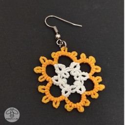 گوشواره دستساز گیپور طرح گل دو رنگ سفید و زرد