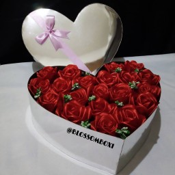 دیو باکس گل قلبی ، گل های ربانی دست دوز، قابل سفارش به همراه گل و بدون گل