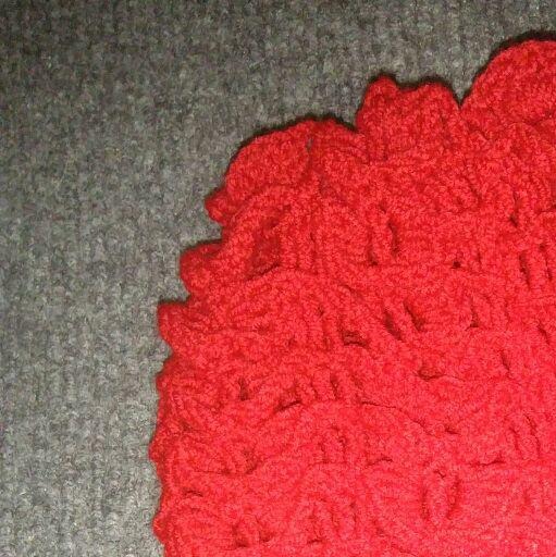 شال وکلاه نوجوان قرمزگوجه ای