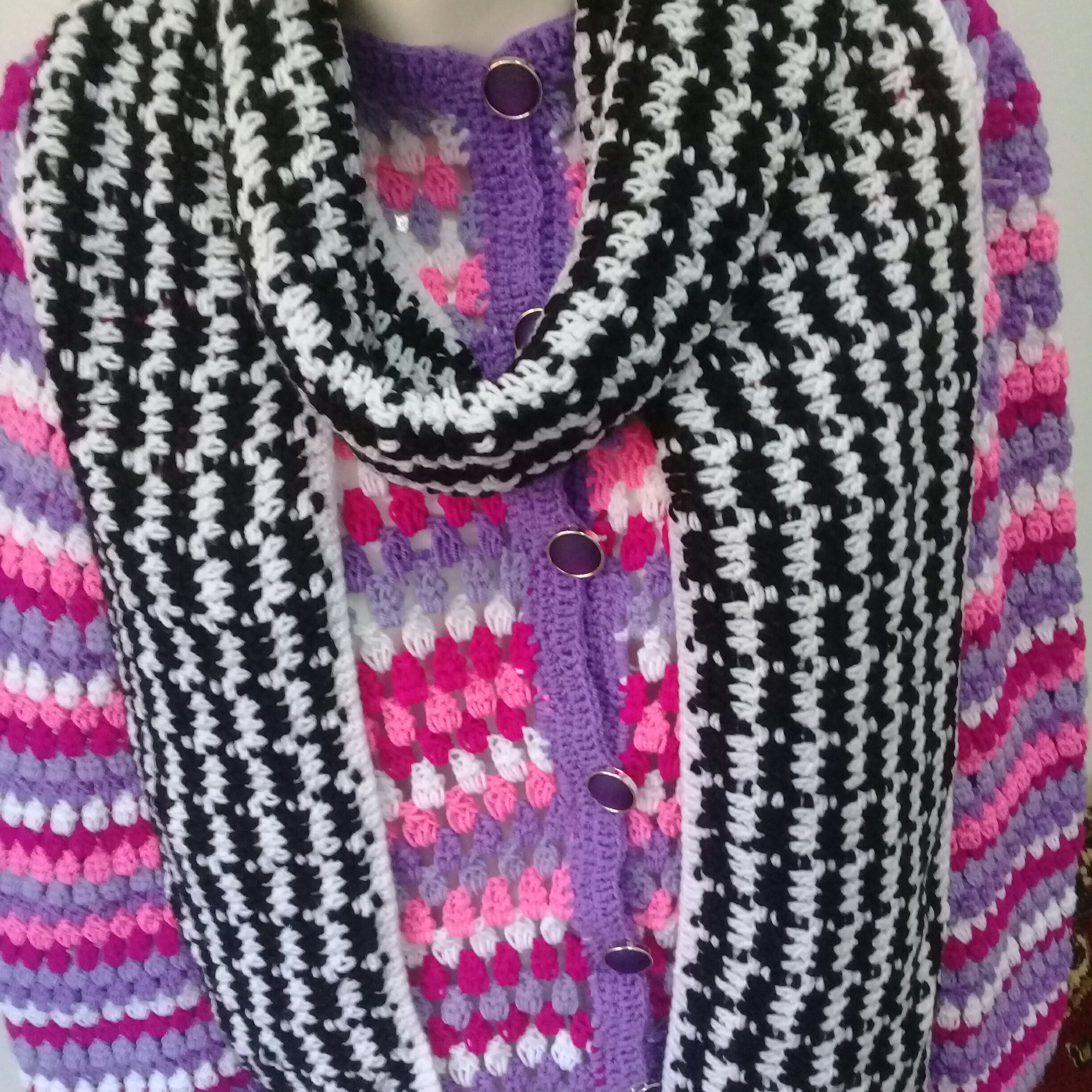 شال گردن راه راه شیری وسورمه ای یا  سفید مشکی شیک    - مشکی وقرمز