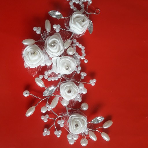 ریسه دستسازمرواریدی با گلهای فوم سفید