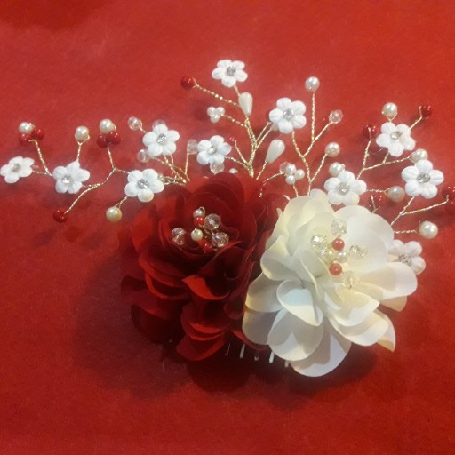 ریسه زیبای دست ساز روی شونه گلهای بهاری با مروارید سفید و قرمز و کریستال
