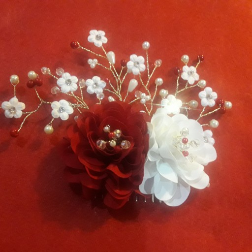 ریسه زیبای دست ساز روی شونه گلهای بهاری با مروارید سفید و قرمز و کریستال