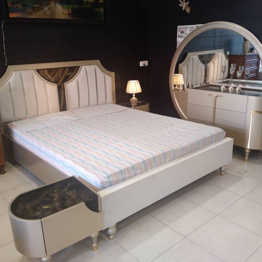 سرویس تخت خواب مدل سنگی شامل میزآرایش ، تخت ،دو عدد پاتختی               در رنگ های سفید ، طوسی ، کرم ،بژ