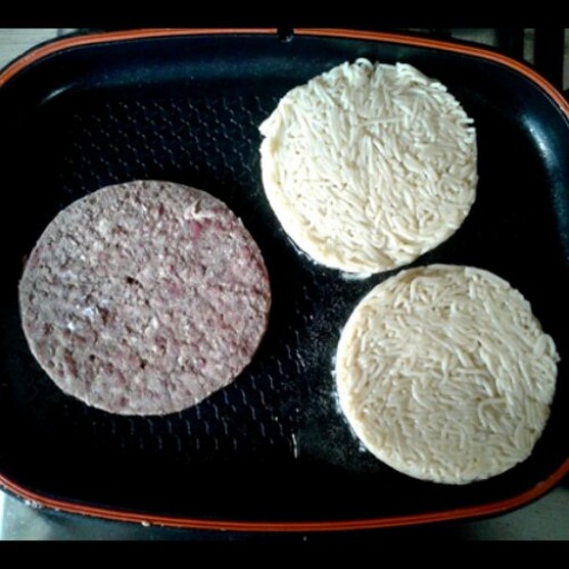 همبرگر گوشت(یک کیلویی شامل 10عدد100گرمی)
