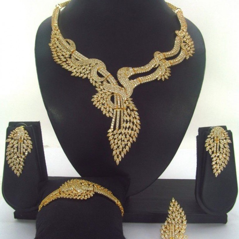 سرویس جواهر هندی 
شماره گردنبند و گوشواره دستبند انگشتر 
جنس کوبیک زیرکونیم الماس مصنوعی و برنج