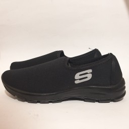 کفش اسکچرز بی بند با ارسال رایگان به کل کشور، راحتی، مناسب استفاده ی روزمره، در رنگ مشکی موجود در سایزهای 41-42-43-44-45