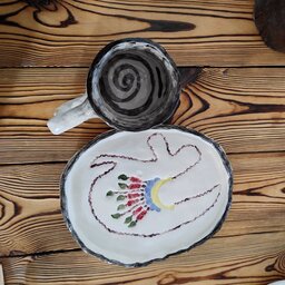 ماگ و سینی بیسکوییت خوری و زیرلیوانی  آبرنگی سرامیکی دستساز دفورمه با نقاشی زیرلعابی