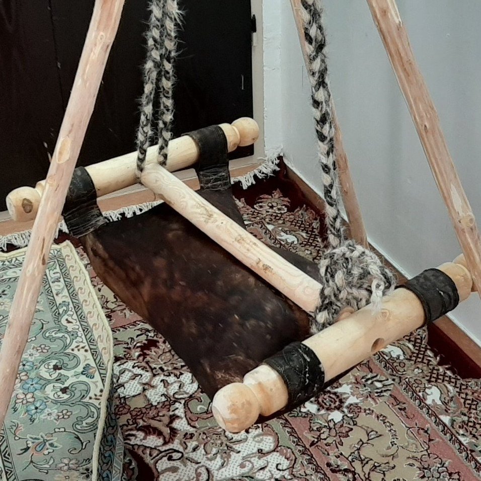 مشک 20کیلویی ماست و دوغ زنی
با چوب روی مشک و طناب مویی
به غیر از سه پایه