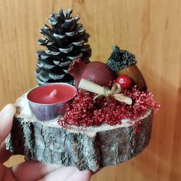 گیفت چوبی دستساز  یلدایی کاج و انار همراه با شمع وارمر و گل خشک قرمز مناسب برای دکوری