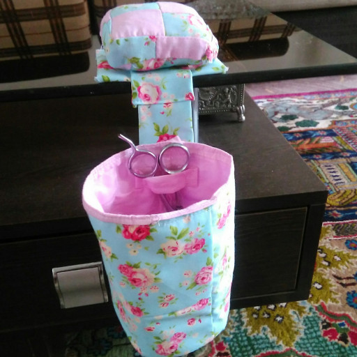 سطل آویز میز چرخ خیاطی به همراه جاسوزنی گل گلی