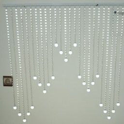 پرده کریستالی زیبا با کریستال درجه دو سفید قیمت ذکر شده برای یک متر مربع از پرده میباشد