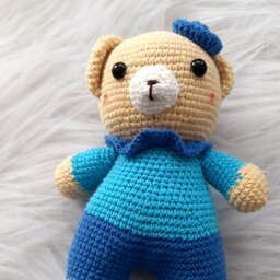 عروسک خرس کلاه دار   دست بافت قابل سفارش  در رنگ های  دلخواه 