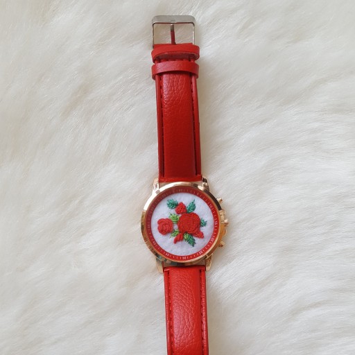 دستبند گلدوزی طرح ساعت مچی گل رز قرمز