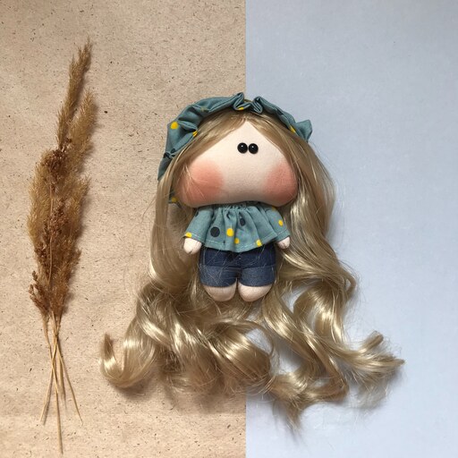 عروسک روسی تپلی کوچک مو طلایی کلاه دار طرح آویز-کد013